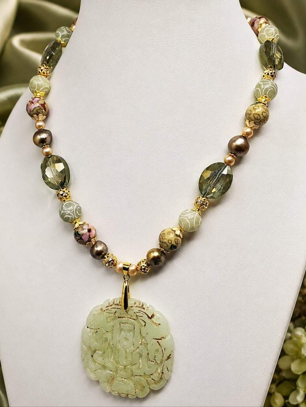CARVED SOO CHOW JADE DRAGON PENDANT NECKLACE.